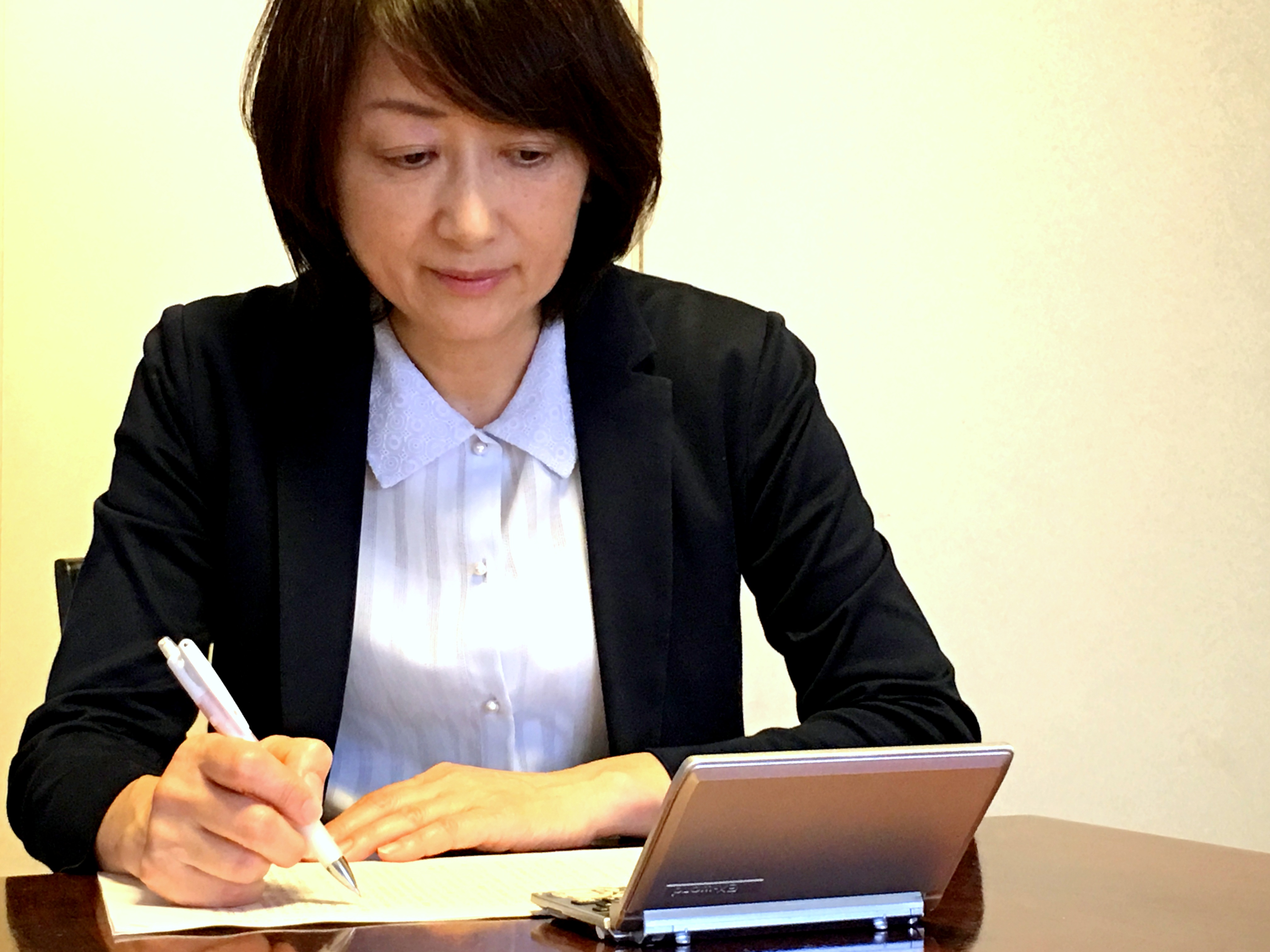 エッセイを書きたいあなたに・お勤め帰りのエッセイ教室のイメージ