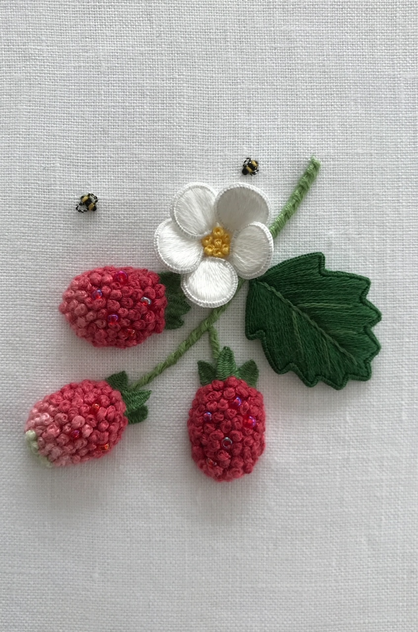 英国立体刺繍スタンプワーク(C.E.N.S.主宰 森本 さちこ 監修)のイメージ
