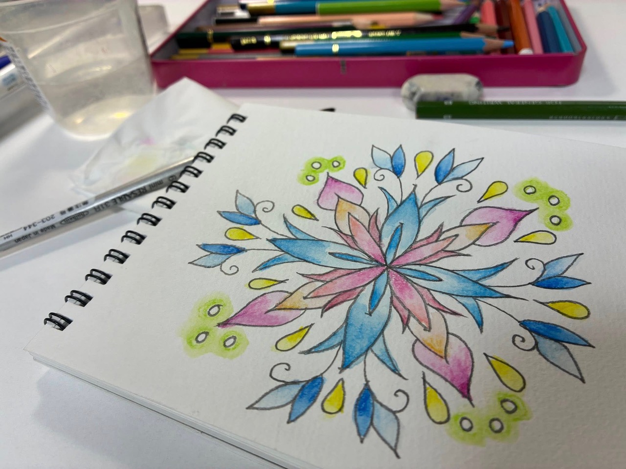 水彩色鉛筆で曼荼羅お絵描きのイメージ